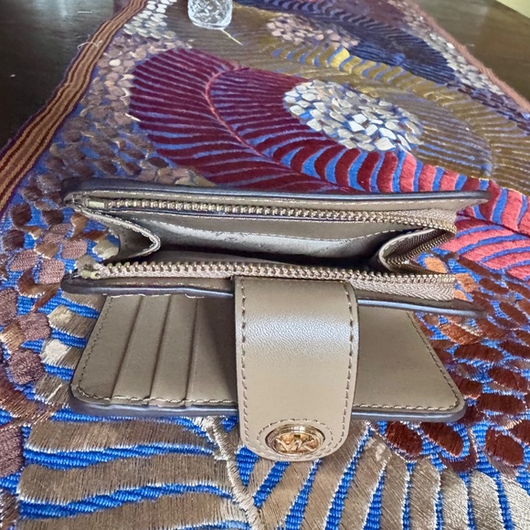 NWoT MICHAEL Michael Kors Tan Pebbled Leather Compact Wallet Missing Zipper Pull - Picture 6 of 7